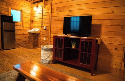 Hattieville Cabine | Charming cabin with loft, porch swing, AC, and WiFi on 295-acre peaceful retreat