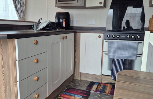 Lossiemouth Maison | Charming & Calming 2Bed Caravan, Moray Firth Coastline, WiFi, Ensuite With Bath.