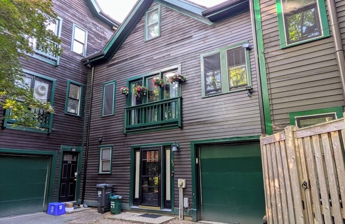 Central Square Maison | Charming Cambridge 2-BR townhome steps to MIT, Harvard, Red Line, food & more!