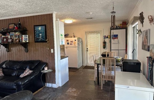 Breezeswept Beach Estates Maison | Charming Canal-Front 2/1 Getaway on Ramrod Key