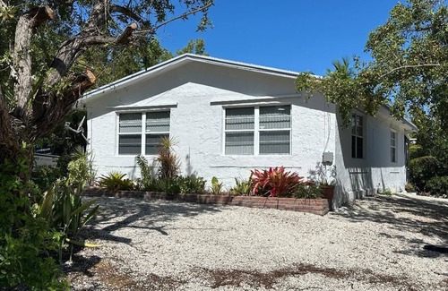 Breezeswept Beach Estates Maison | Charming Canal-Front 2/1 Getaway on Ramrod Key