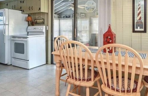 Bass River Maison | Charming Cape Cod Family Cottage - 5 min walk to beach! BRING FIDO!!