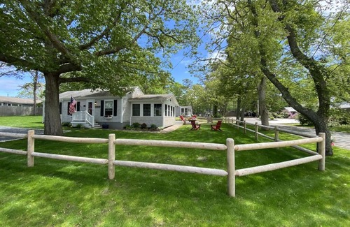 Bass River Maison | Charming Cape Cod Family Cottage - 5 min walk to beach! BRING FIDO!!