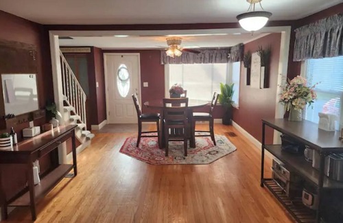 Galeville Maison | Charming cape cod close to it all!