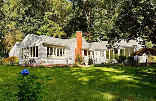 Cobalt Maison | Charming Castle Cottage