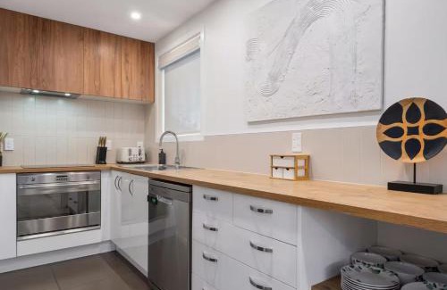 Linwood Maison | Charming Central Stay - Cosy Comfort and Free Parking