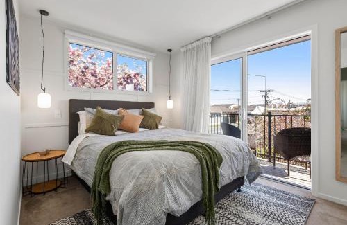 Linwood Maison | Charming Central Stay - Cosy Comfort and Free Parking