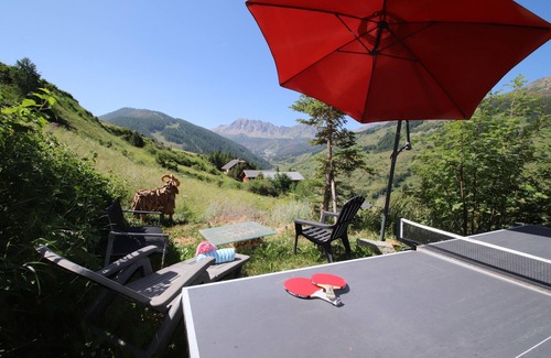 Vars Chalet De Ski | CHALET DE CHARME, VUE MONTAGNE ET PISTES DE SKI JACUZZI HAMMAM SAUNA ET BABYFOOT
