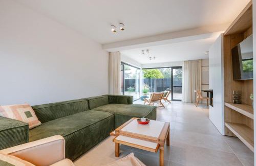 Lichtervelde Maison | Charming Chic Stay with Garden Views & Parking