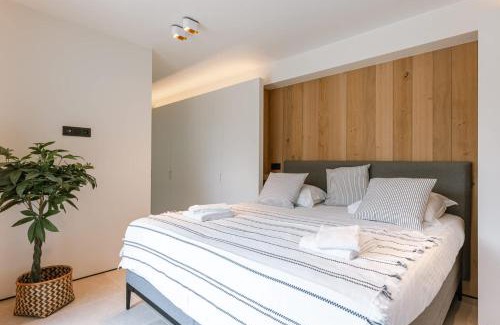 Lichtervelde Maison | Charming Chic Stay with Garden Views & Parking
