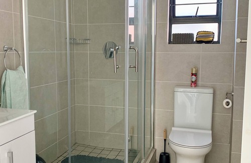 Greater Johannesburg Metropolitan Area Appartement | Charming City Apartment with Modern Comforts perfect for an urban retreat