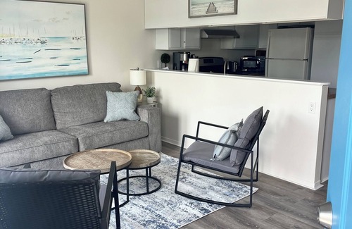 Imperial Beach Copropriété | Charming, clean and spacious unit with private balcony 1.5 blks from the beach!