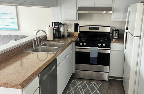 Imperial Beach Copropriété | Charming, clean and spacious unit with private balcony 1.5 blks from the beach!