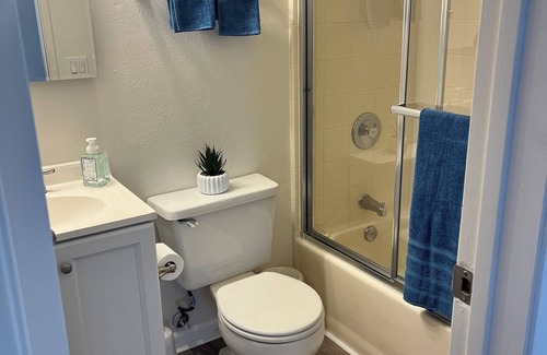Imperial Beach Copropriété | Charming, clean and spacious unit with private balcony 1.5 blks from the beach!