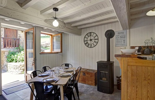Belmont-de-la-Loire Cottage | Gîtes Champêtres Rénovés avec Terrasse, Jardin, et Activités pour Familles et Amis