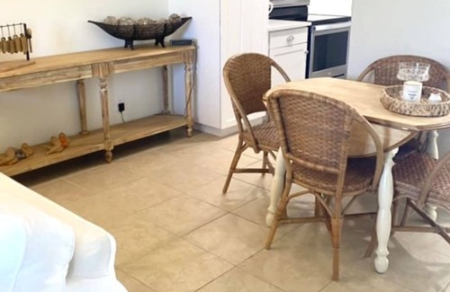 Glenwood Copropriété | Charming Coastal Condo. Relax by the Pool or Enjoy the Quiet Beaches.