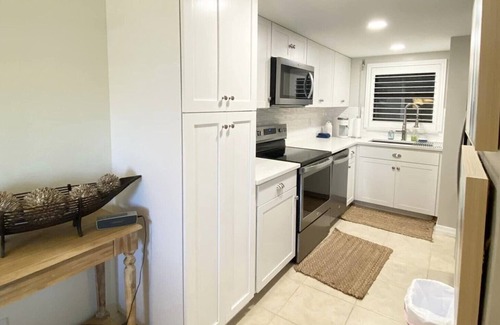 Glenwood Copropriété | Charming Coastal Condo. Relax by the Pool or Enjoy the Quiet Beaches.