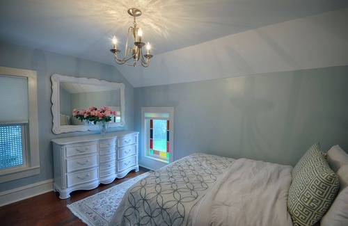 New Berlin Hôtel | Charming Colonial 8-Bedroom Home with Modern Comforts in Historic New Berlin