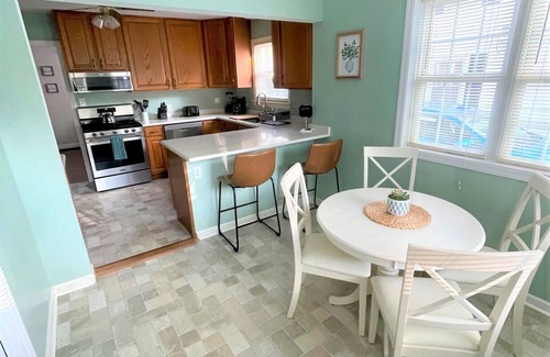 Port Crane Maison | Charming Colonial Home
