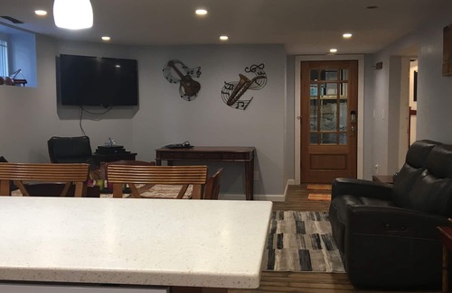 Medford Maison | Charmant Appartement Colonial Sous-Sol Deux Chambres