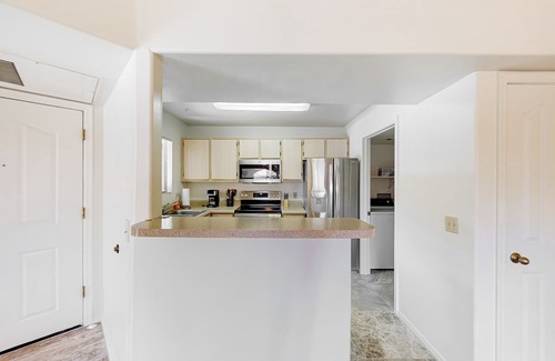 Tucson Copropriété | Charming condo with mountain views, pool, AC, & washer/dryer