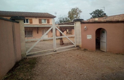 Montpon-Menesterol Maison | Charmant gite pour 6 personnes dans un cadre verdoyant