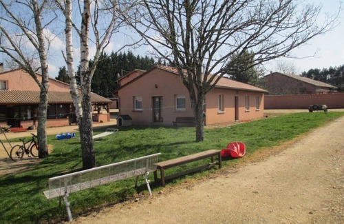 Montpon-Menesterol Maison | Charmant gite pour 6 personnes dans un cadre verdoyant