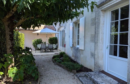 Saint-Cybardeaux Cottage | Maison de charme avec piscine chauffée et jardin privé, idéale pour familles