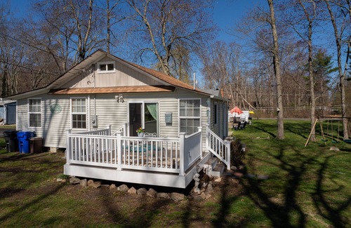 Coventry Lake Cottage | Charming Cottage by the Lake❤️