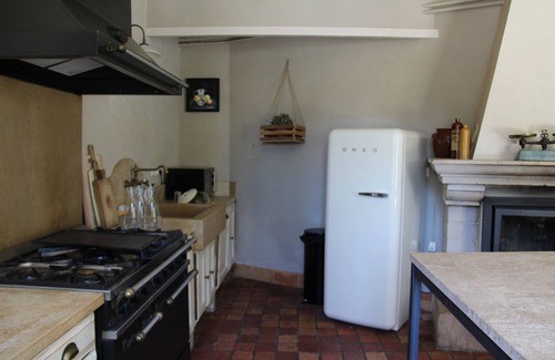 Pezens Maison | Gîte de charme 17 personnes, piscine chauffée, proche de Carcassonne.