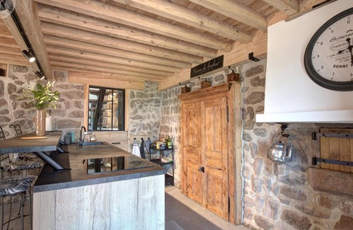 Champdieu Cottage | Charming Cottage for 6 with Garden and Spa in Champdieu