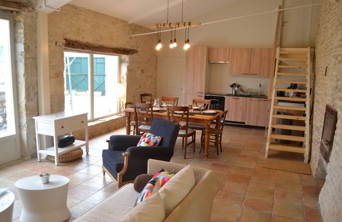Pleuville Maison | Charmant Cottage pour 10 personnes, piscine privative, jardin clos