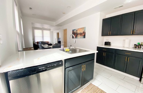 Tri-Taylor Appartement | Charming Cottage Home Near Little Italy & UIC