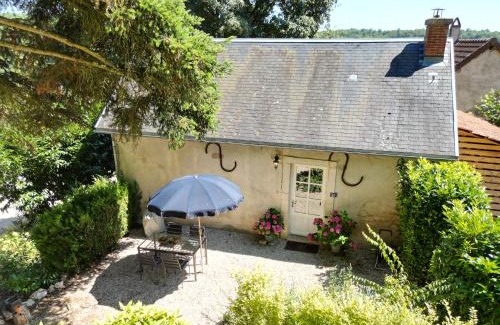Mont-Saint-Jean Maison | Charming Cottage in Chateau les Roches gardens