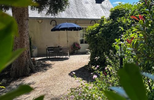 Mont-Saint-Jean Maison | Charming Cottage in Chateau les Roches gardens