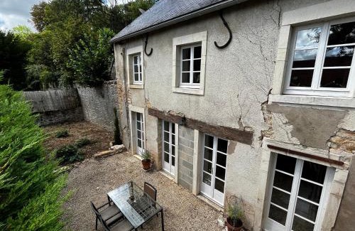 Mont-Saint-Jean Maison | Charming Cottage in Chateau les Roches gardens