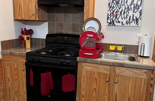 La Hacienda Estates Cabine | Charming cottage in brilliant Austin with AC, heat, fitness, 2 pools heated