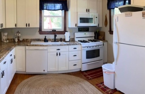 Chaumont Maison | Charming cottage on Chaumont Bay, pet friendly, kayaks, dock, ICE FISHING