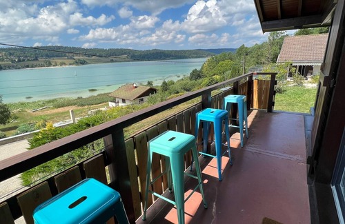 Montperreux Chalet De Ski | Chalet Charmant au bord du lac de Saint Point