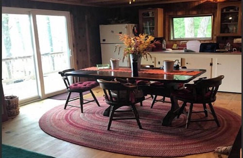 Raymond Maison | Charming Cottage on Quiet and Scenic Raymond Pond