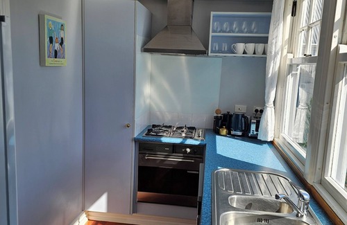 Newtown Maison | Charming Cottage Retreat – Close to Hospital & Newtown Cafes, with Garage