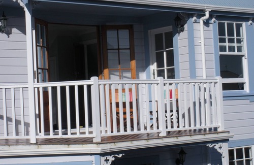 Newtown Maison | Charming Cottage Retreat – Close to Hospital & Newtown Cafes, with Garage