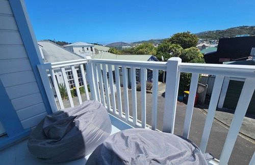 Newtown Maison | Charming Cottage Retreat – Close to Hospital & Newtown Cafes, with Garage