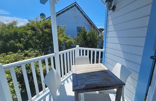 Newtown Maison | Charming Cottage Retreat – Close to Hospital & Newtown Cafes, with Garage