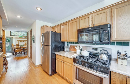 Elkhorn Maison | Charming Cottage: Steps to Lake Wandawega!