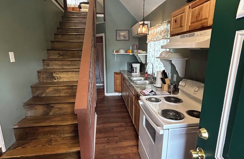 Five Points Cottage | Charming cottage with AC, Pet-friendly, 4 guests, 3 miles from West Point Lake