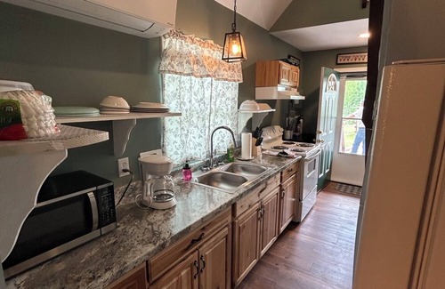 Five Points Cottage | Charming cottage with AC, Pet-friendly, 4 guests, 3 miles from West Point Lake