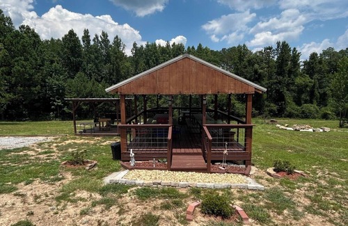 Five Points Cottage | Charming cottage with AC, Pet-friendly, 4 guests, 3 miles from West Point Lake