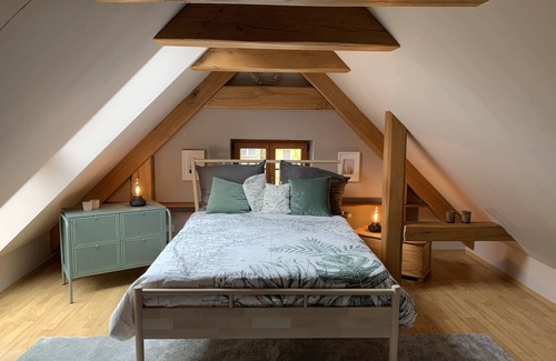 Neuruppin Cottage | Charming Cottage with Walled Garden