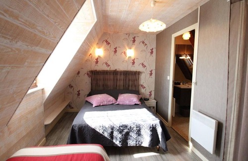 Ladinhac Cottage | Charmante maison de campagne avec terrasse, cheminée et jardin, animaux acceptés, près des monts du Cantal.